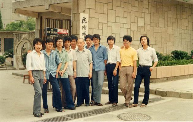 1987年夏，马云（左二）与外语系李增荣教授（左六）及同学在文一路校区门口合影