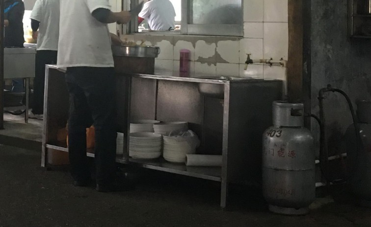 十几平方米厨房成外卖主战场  厨师打赤膊炒菜_O2O_电商报