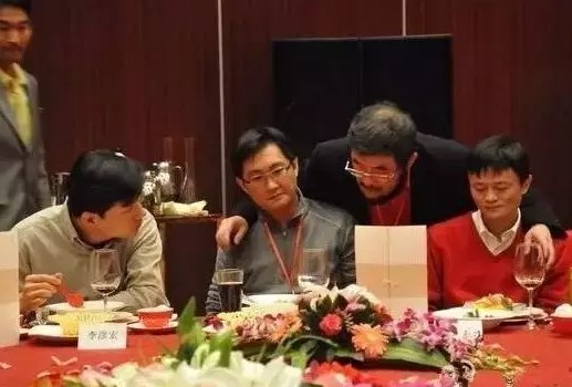 把手压在马云和马化腾肩上的大胡子，竟然是小灵通之父！_行业观察_电商报