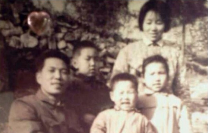 他与求伯君、雷军并称“金山三杰”，后来创办了一家上市公司_人物_电商报