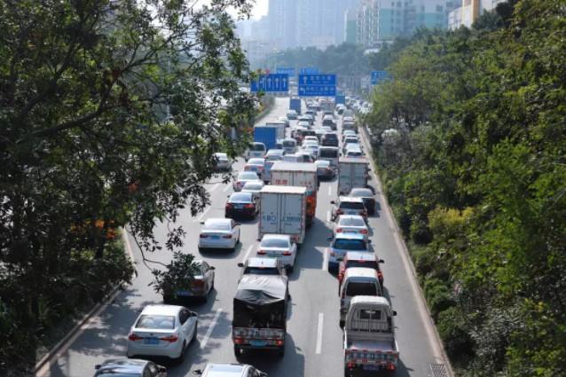 汽车市场遇冷 新能源车成救命稻草_行业观察_电商报