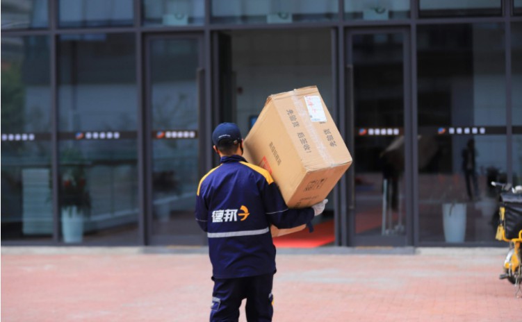 快递小哥关注持续升温 物流行业地位凸显_物流_电商报