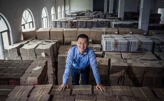 在快递箱上“捡到”10亿的牛人_行业观察_电商报
